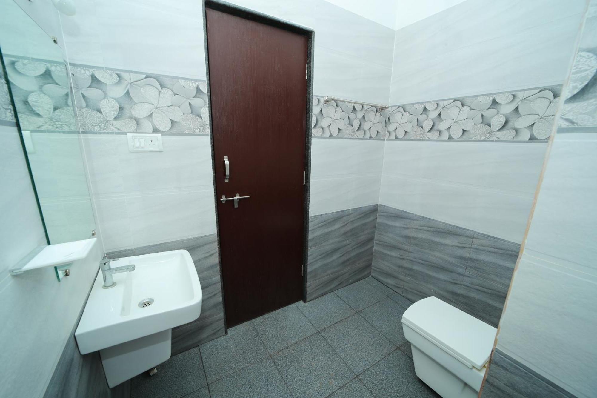 Hotel Radhma Residency أودوبي المظهر الخارجي الصورة